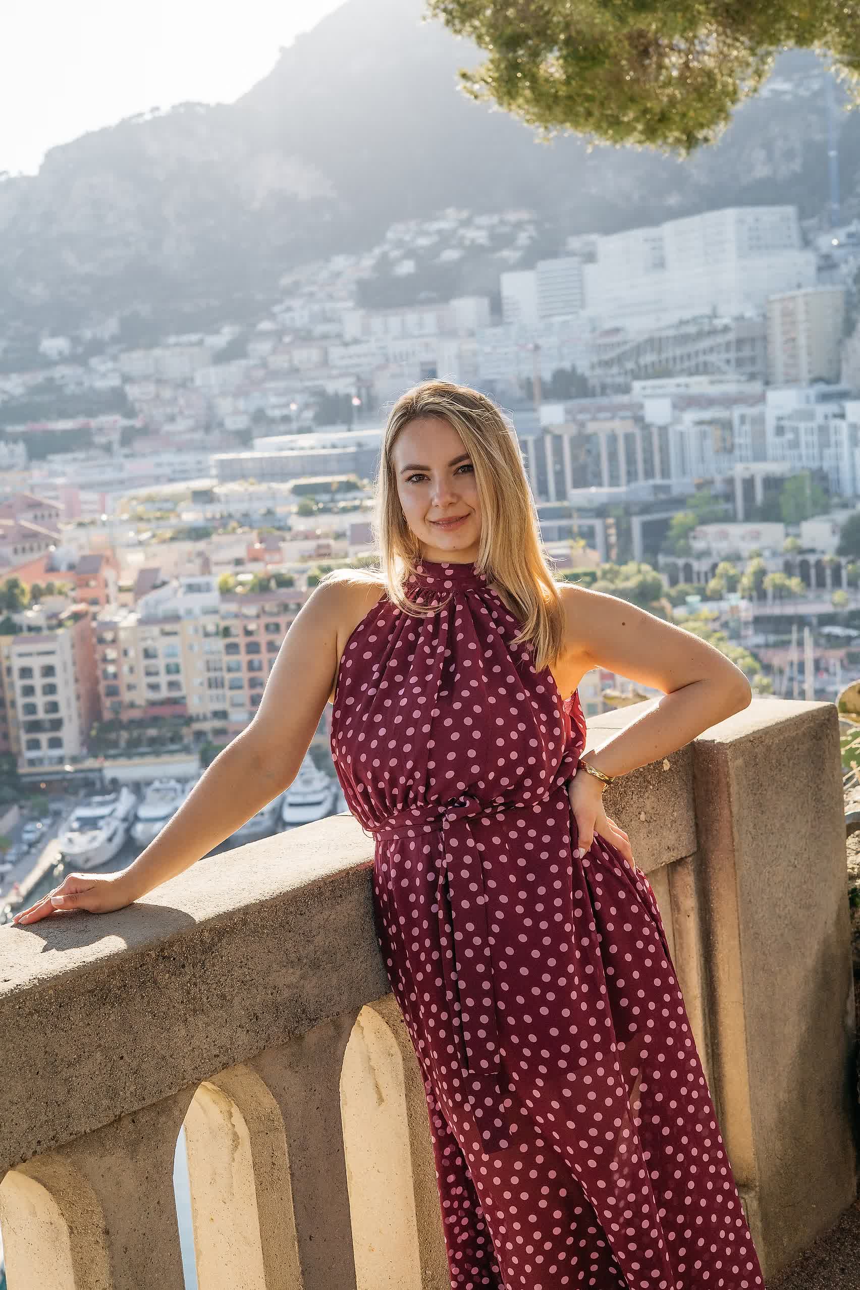 Алла у бордовій сукні
