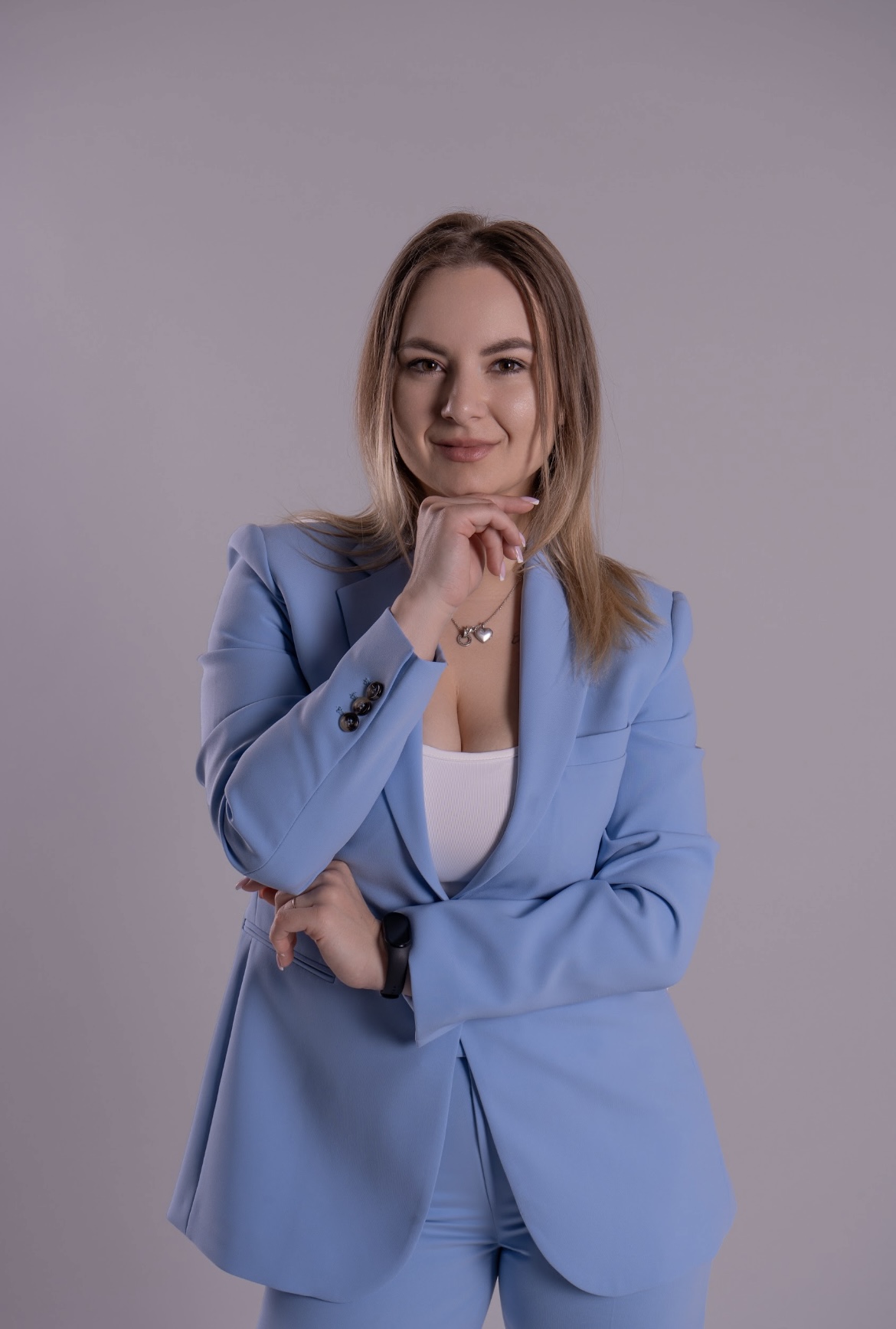 Алла у блакитному костюмі